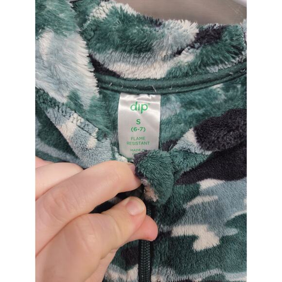 5/$15 Dark Green Camo Hoodied Onesie - dip - S (6-7) - Picture 3 of 4